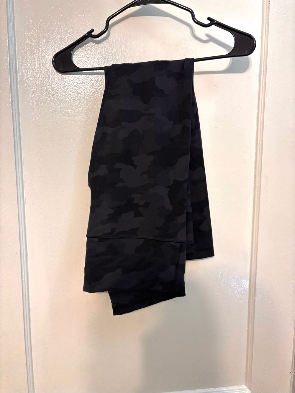 Women’s Luluelemon black camo Wunder Train leggings size 12